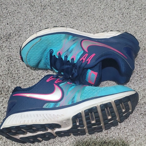 NIKE shoes SZ 6.5 - Picture 1 of 4